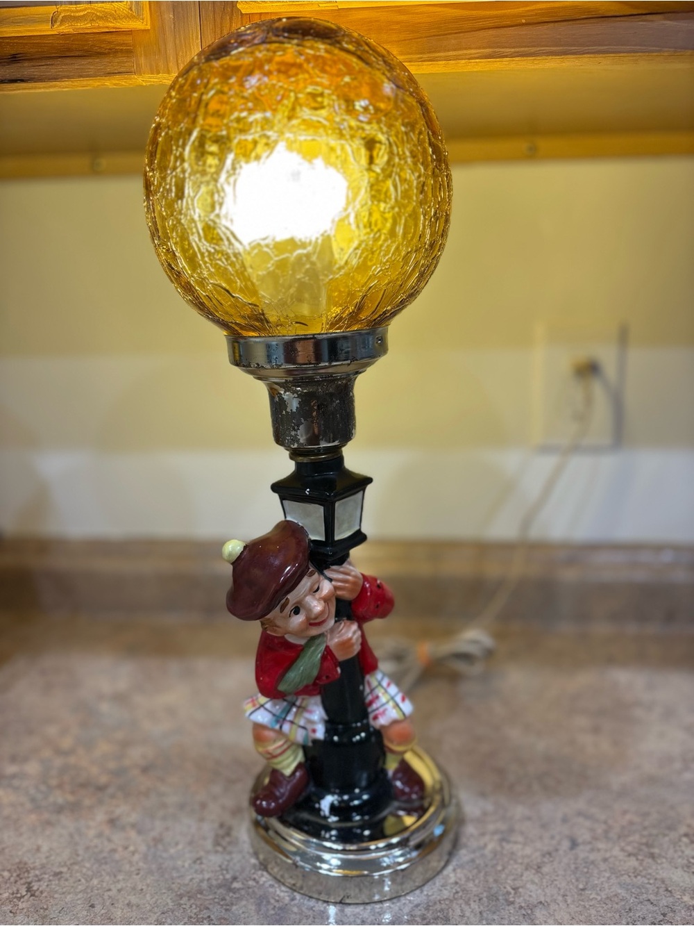 Vintage 1950s Drunken Scotsman on Lamp Post amber glass globe lamp Scottish